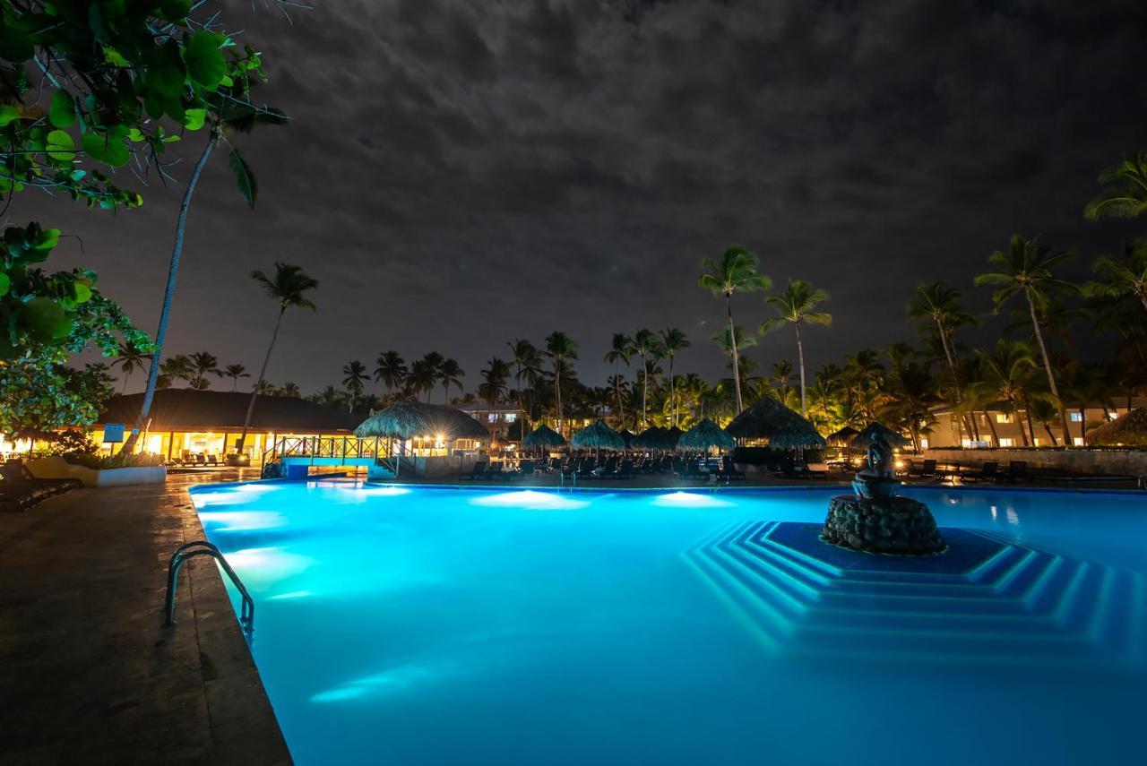 Grand Sirenis Punta Cana Resort & Aquagames Uvero Alto Eksteriør bilde The pool at night