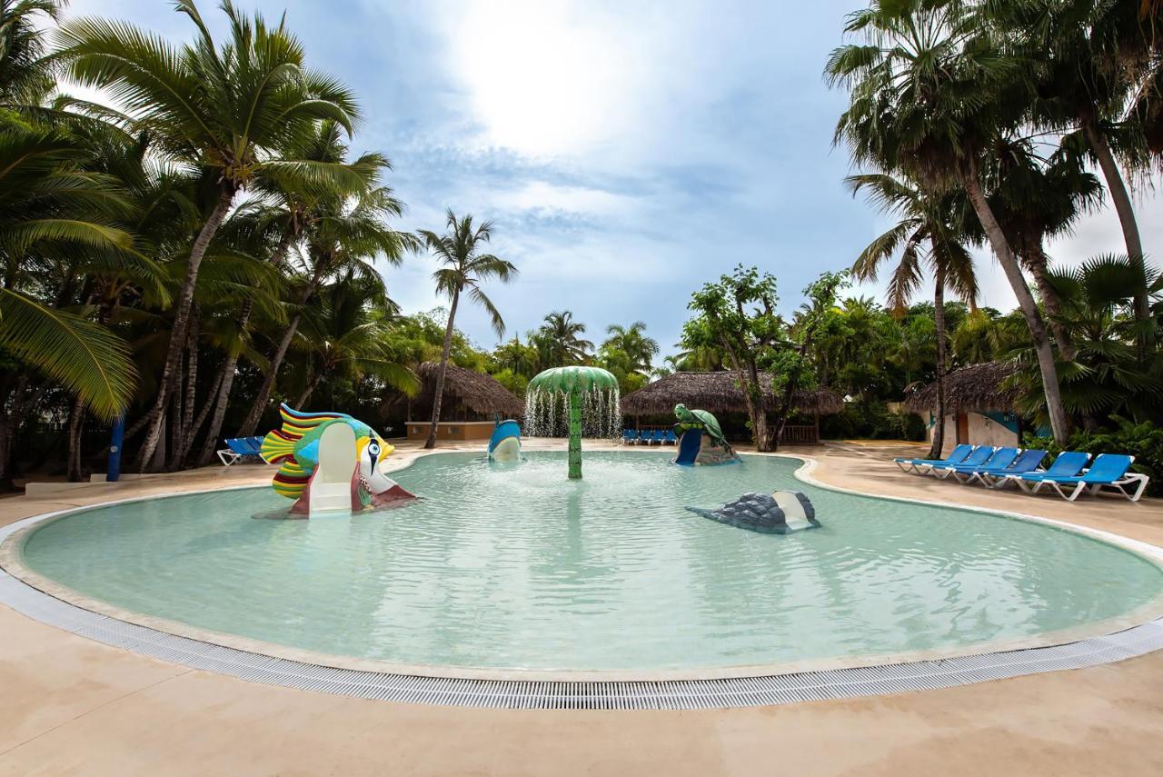 Grand Sirenis Punta Cana Resort & Aquagames Uvero Alto Eksteriør bilde The swimming pool at the resort