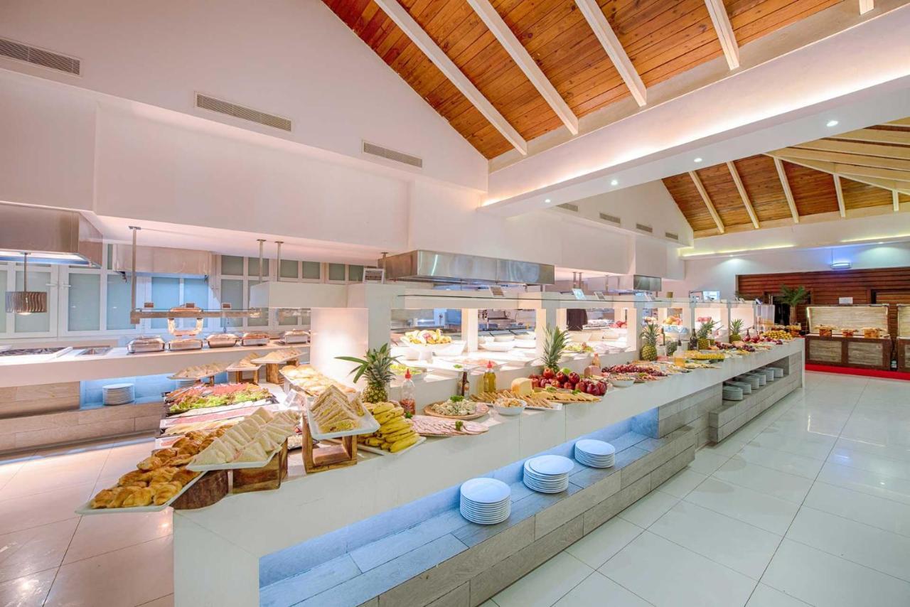 Grand Sirenis Punta Cana Resort & Aquagames Uvero Alto Eksteriør bilde The buffet at the hotel