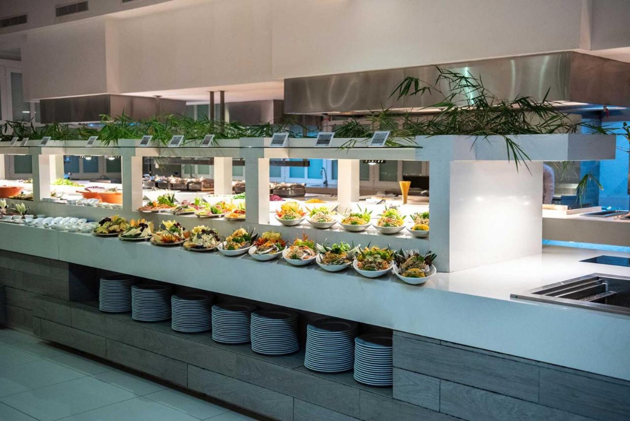 Grand Sirenis Punta Cana Resort & Aquagames Uvero Alto Eksteriør bilde A salad bar
