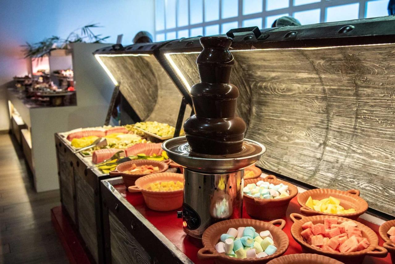 Grand Sirenis Punta Cana Resort & Aquagames Uvero Alto Eksteriør bilde A chocolate fountain