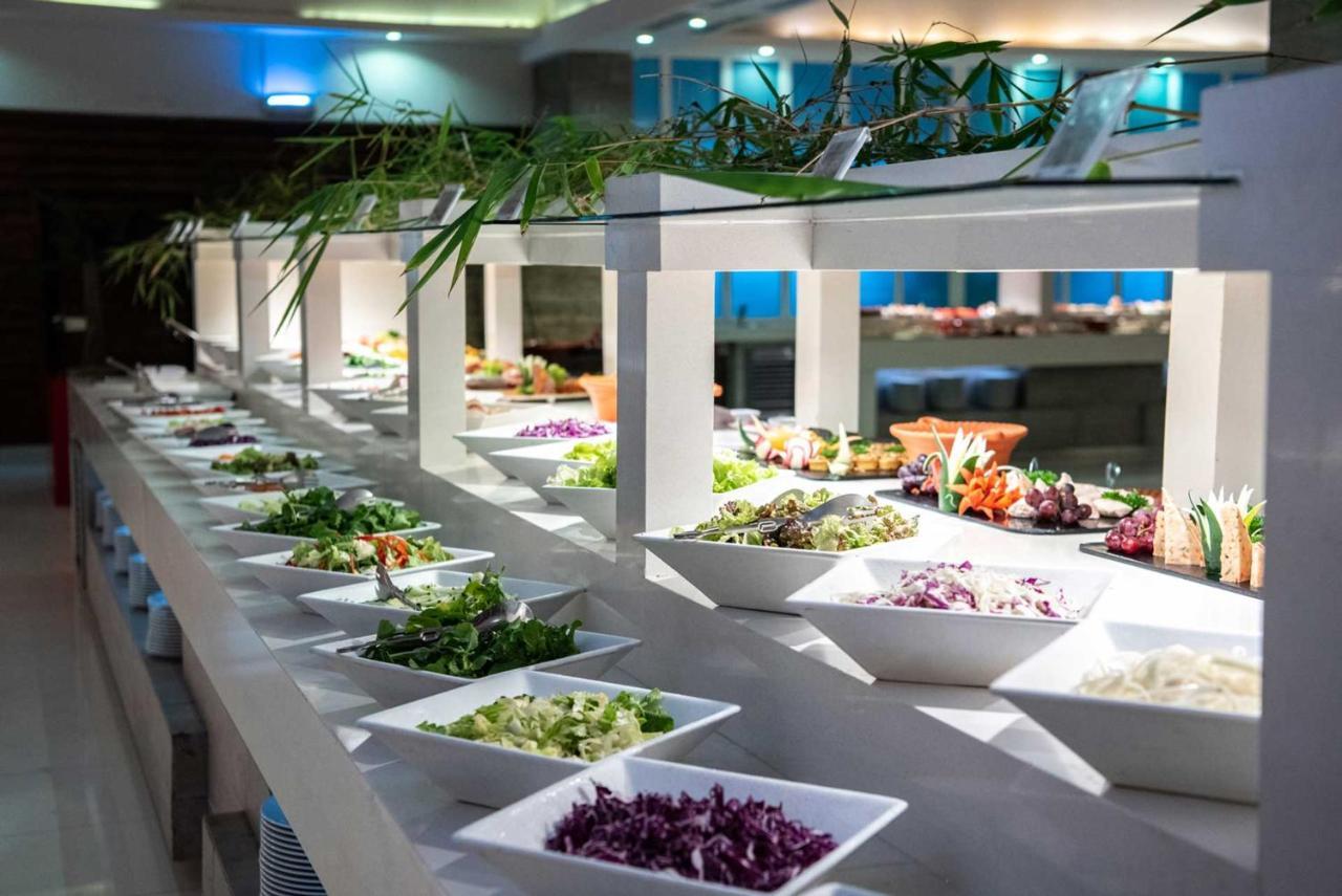 Grand Sirenis Punta Cana Resort & Aquagames Uvero Alto Eksteriør bilde A salad bar