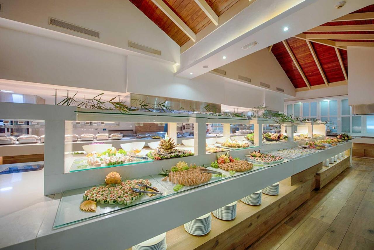 Grand Sirenis Punta Cana Resort & Aquagames Uvero Alto Eksteriør bilde Buffet at a hotel