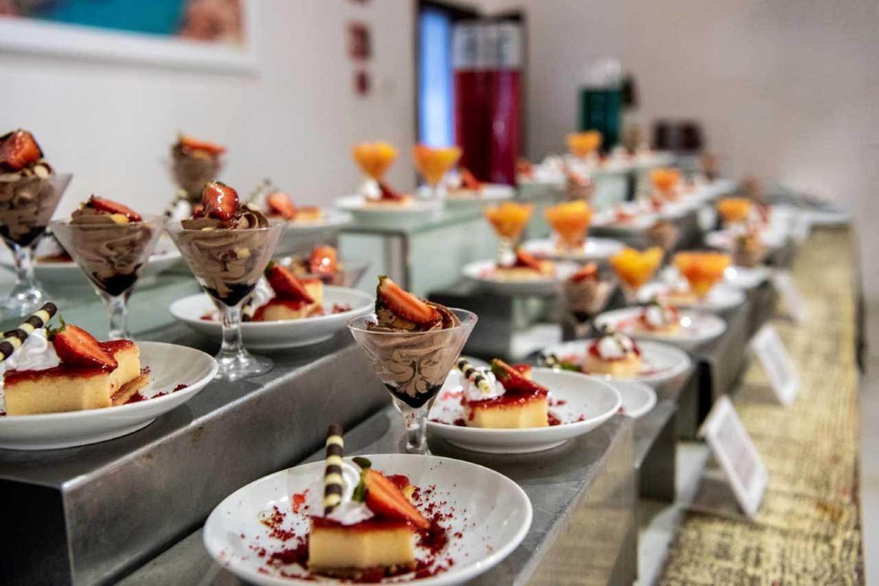 Grand Sirenis Punta Cana Resort & Aquagames Uvero Alto Eksteriør bilde A dessert buffet
