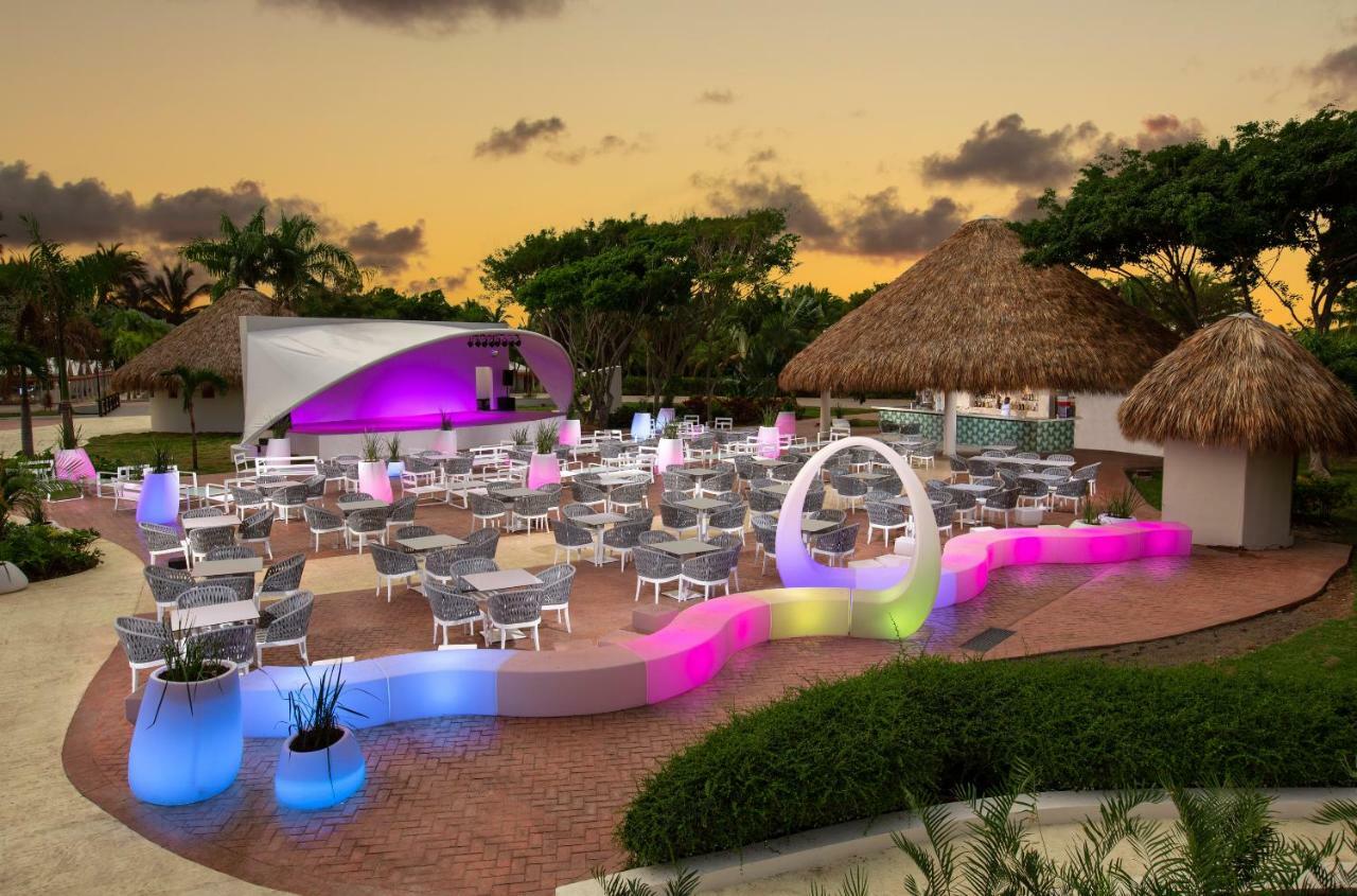 Grand Sirenis Punta Cana Resort & Aquagames Uvero Alto Eksteriør bilde The resort's outdoor theater