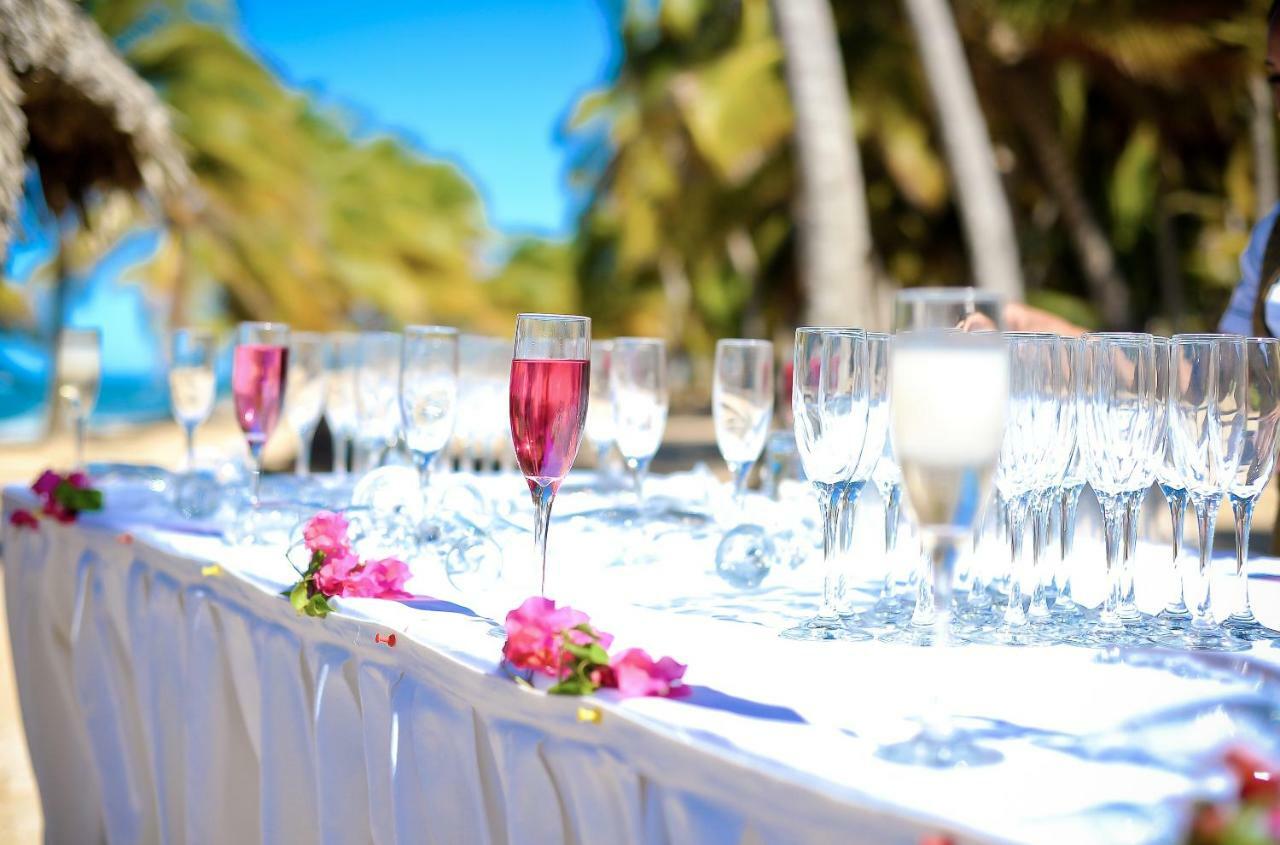 Grand Sirenis Punta Cana Resort & Aquagames Uvero Alto Eksteriør bilde Champagne glasses at a wedding reception